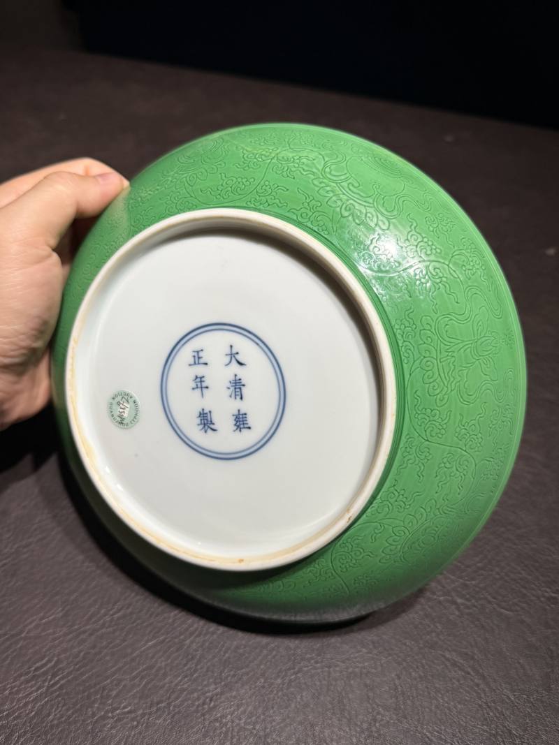 清雍正 瓜皮绿釉暗刻花卉纹盘 - 图12