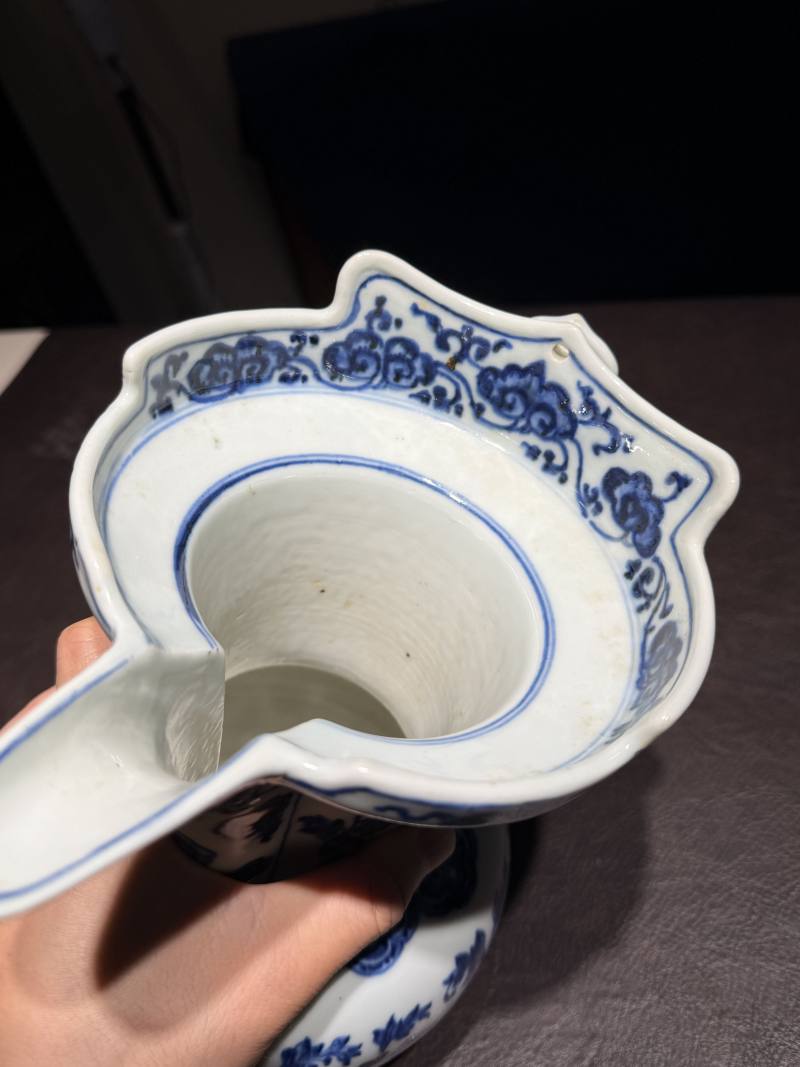 清乾隆 青花缠枝花卉纹僧帽壶 - 图12