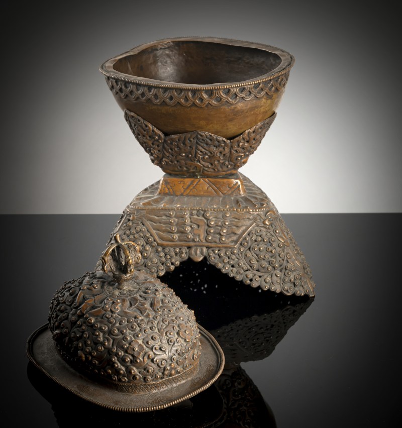 A COPPER EMBOSSED KAPALA WITH COVER ON STAND - 图3