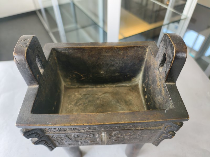 A bronze incense burner in the shape of the 'fang ding' food vessel in archaic style - 图13