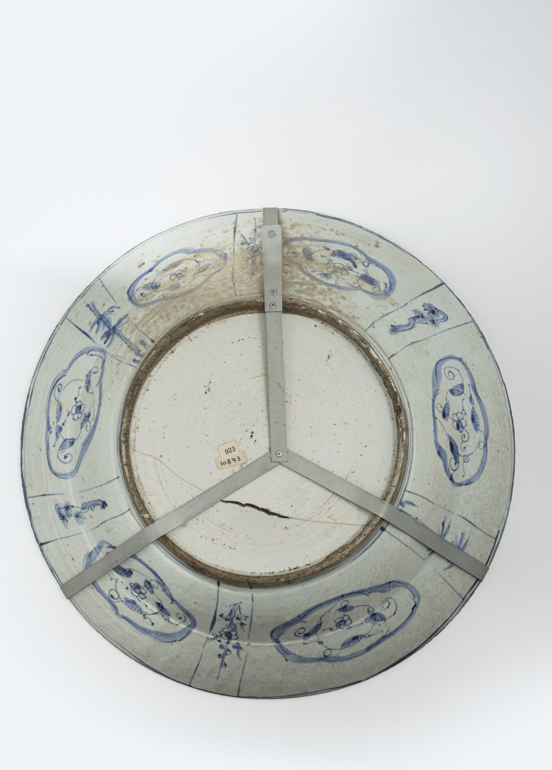 A large blue and white 'Kraak' charger with decoration of scholars and servant boy and reserves with tulips and flowers - 图3