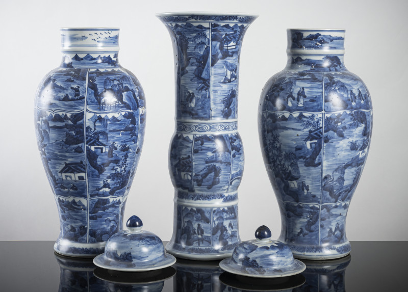 Set of two lidded vases and a 'gu'-shaped porcelain vase with underglaze blue decoration of scholar landscapes - 图3