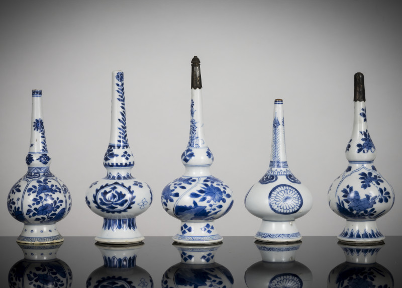 Five porcelain rosewater bottles decorated in underglaze blue, two with mounts at the mouth - 图3