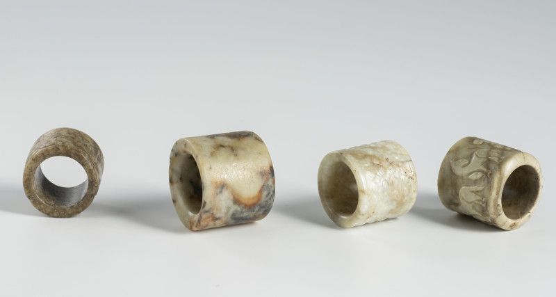 A group of four jade archer's thumb rings, some with relief decoration - 图3