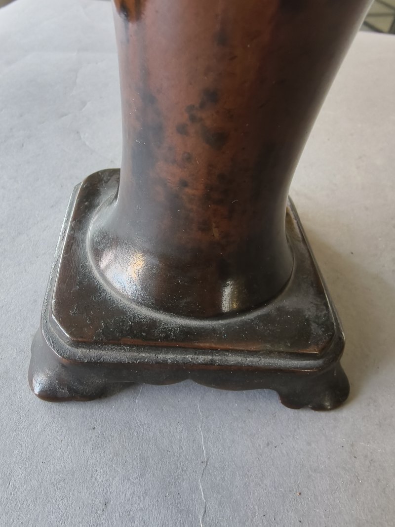 A group of three bronze vases - 图10