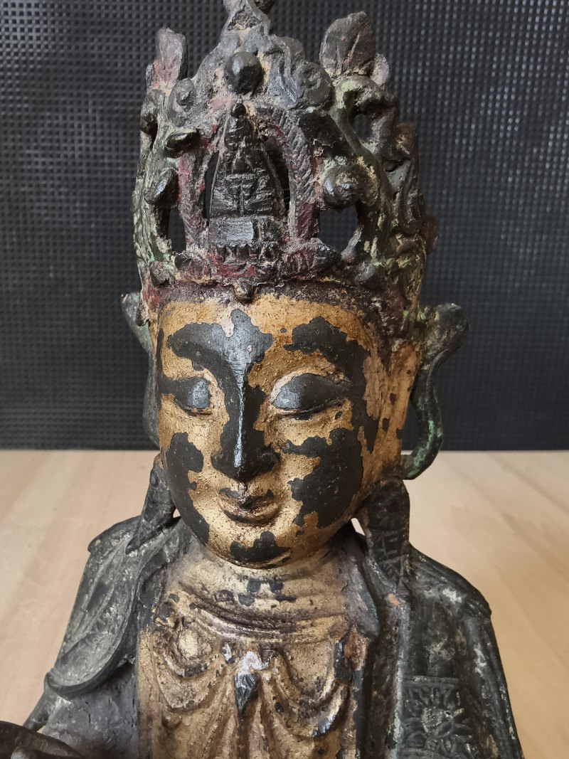 A part-gilt bronze of seated Guanyin - 图12