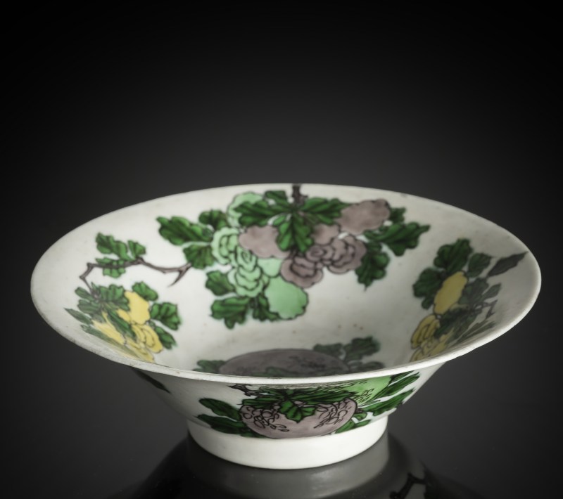 A 'Famille verte' biscuit porcelain bowl with 'Sanduo' decoration - 图6