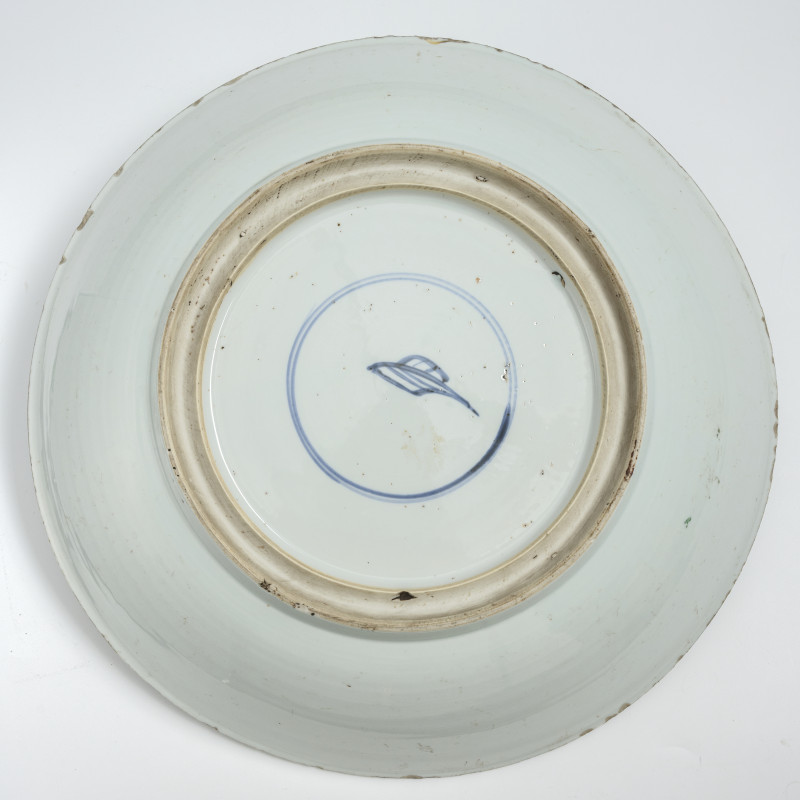 A large 'Famille verte' plate with decoration of a magpie on a flowering branch with butterfly and seal - 图2