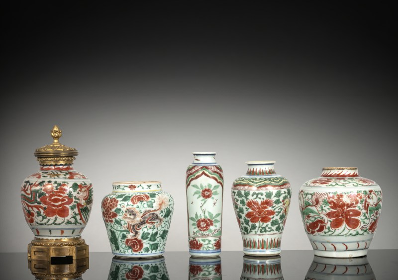 A group of five vases and shoulder pots with 'Wucai' decoration, including flowers, lions and phoenixes, one with a European ormolu mount - 图1