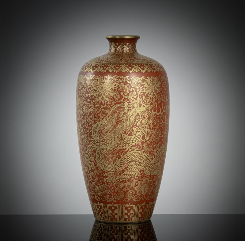 An iron-red porcelain vase with dragon decoration in gold painting - 图1