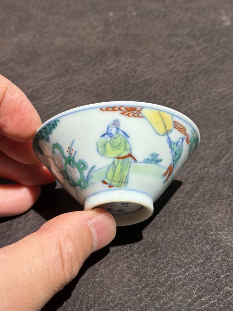 清雍正 斗彩米芾拜石图斗笠杯 - 图3