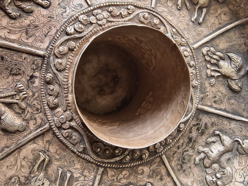 A jade bowl with stand and cover in silver with animals and floral motifs in relief - 图16