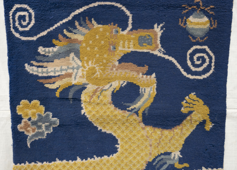An unusual pair of pillar rugs - 图5