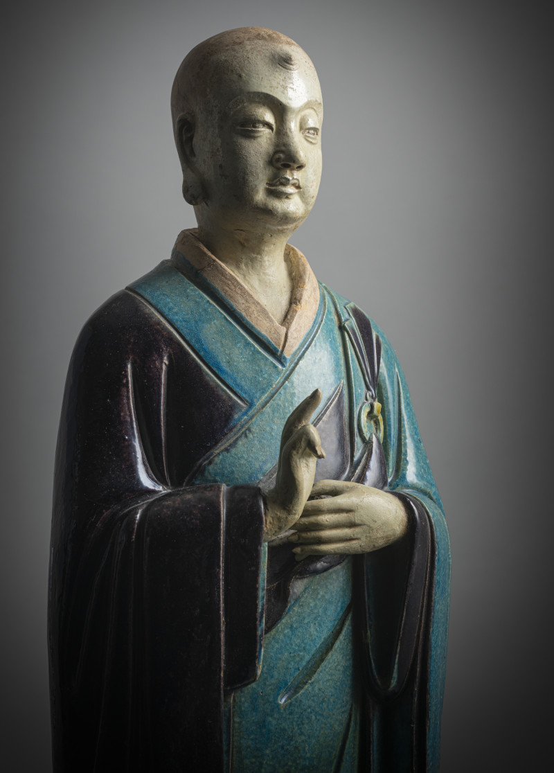 A large pottery figure of a standing Luohan with tricolour glaze, right hand raised - 图4