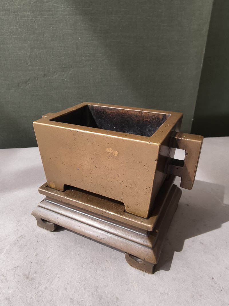A rectangular twin-handled bronze censer with fitted bronze stand - 图12