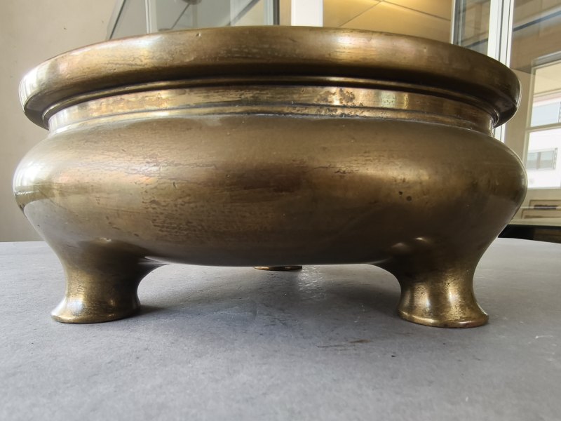 A flat heavy cast incense burner made of gold-coloured bronze on three short feet - 图13
