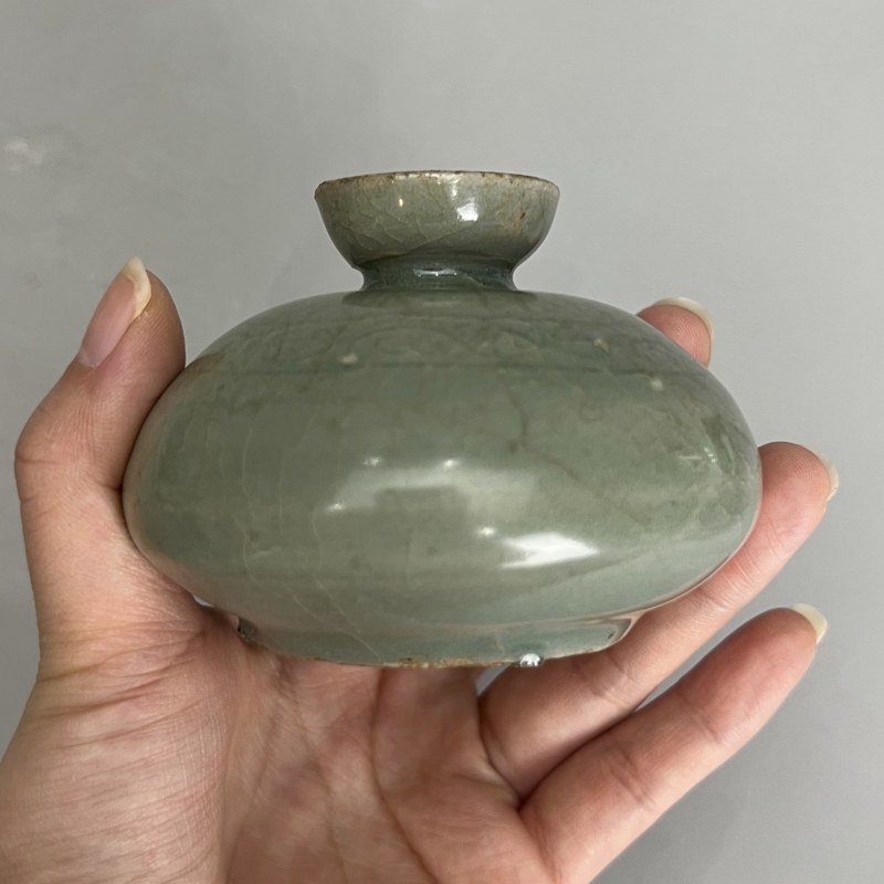 明代 高丽青釉暗刻花卉纹油壶 - 图9