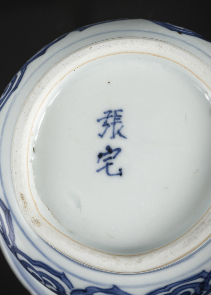 Two vases, a spittoon and a teapot with cover, all with underglaze blue decoration - 图5