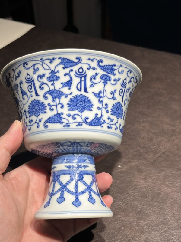 清乾隆 青花缠枝莲托八宝纹高足杯 - 图17