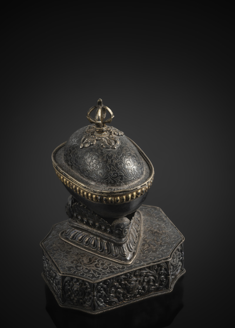 AN EMBOSSED PARCEL GILT SILVER KAPALA ON STAND - 图4