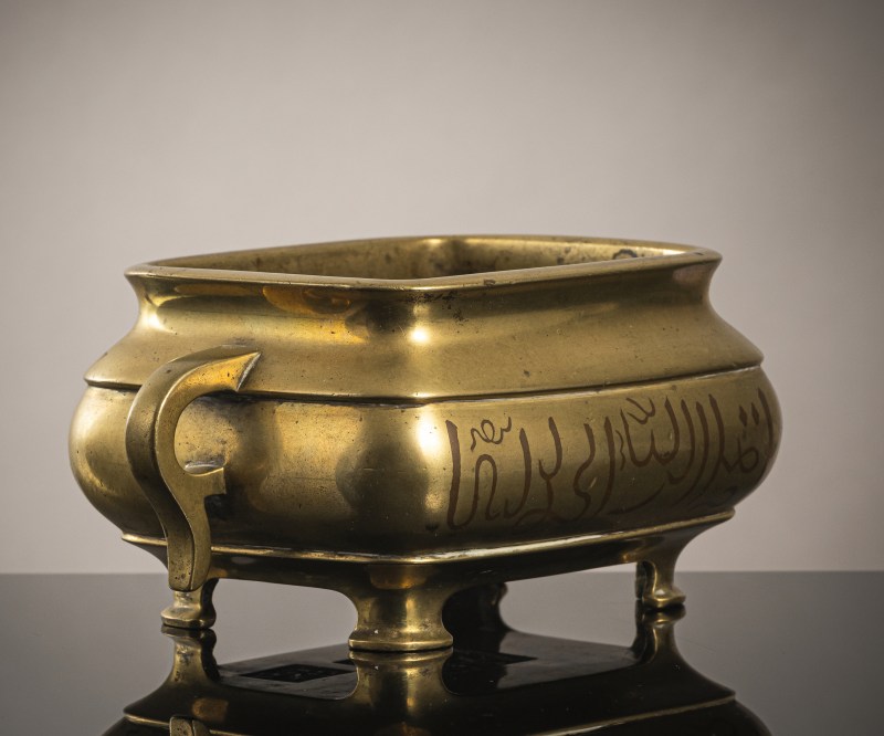 A gold-colored bronze censer on four legs with copper-inlaid Arabic inscription - 图3