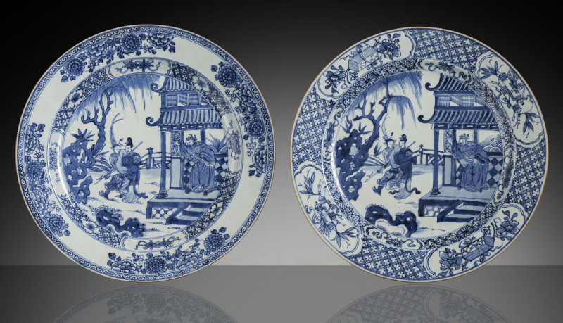 Two round porcelain plates with figural scenes in graduated underglaze blue - 图5
