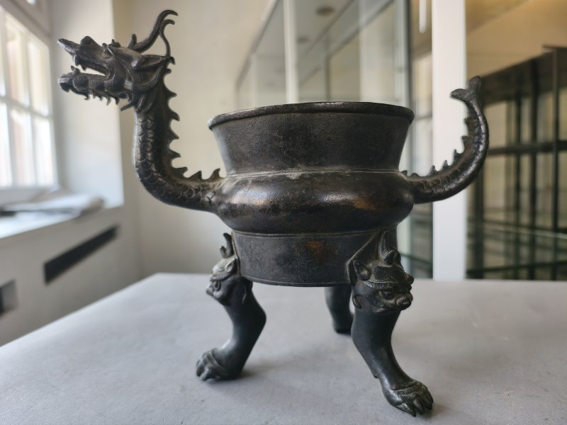 Ann unusual bronze censer on three feet with dragon handles - 图16