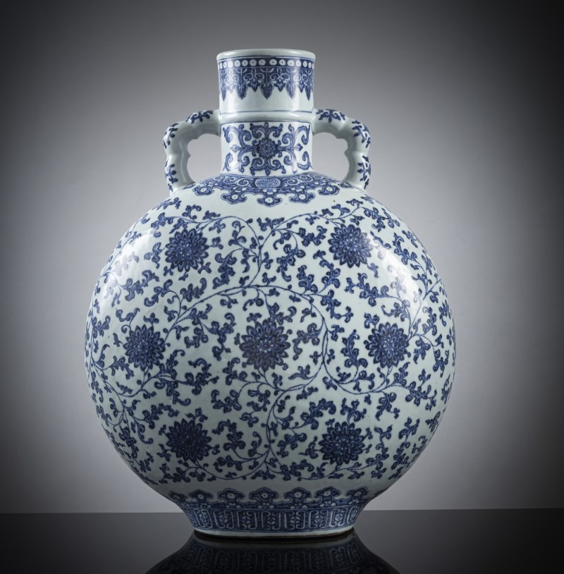 A large and rare underglaze blue decorated porcelain 'moonflask' - 图2