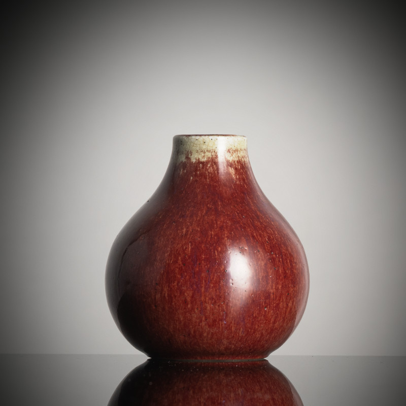 A small oxblood-glazed porcelain vase on wood stand - 图2