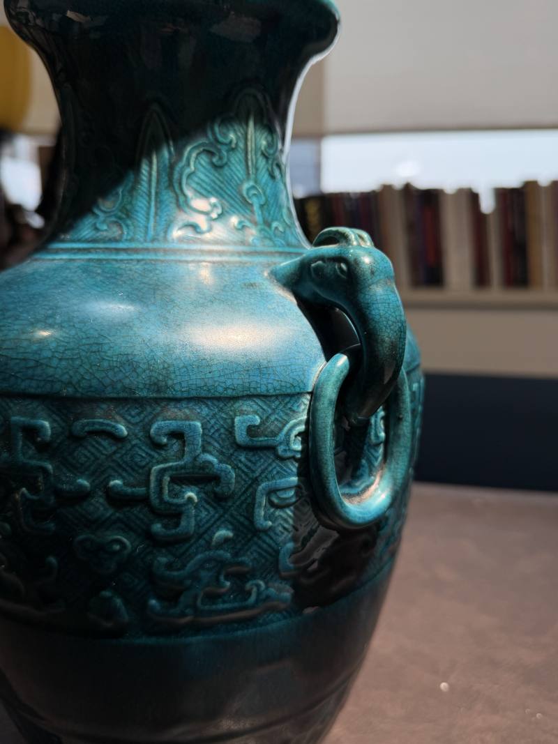 清乾隆 孔雀绿釉仿青铜器饕餮纹兽耳尊 - 图10