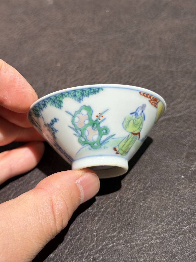 清雍正 斗彩米芾拜石图斗笠杯 - 图4