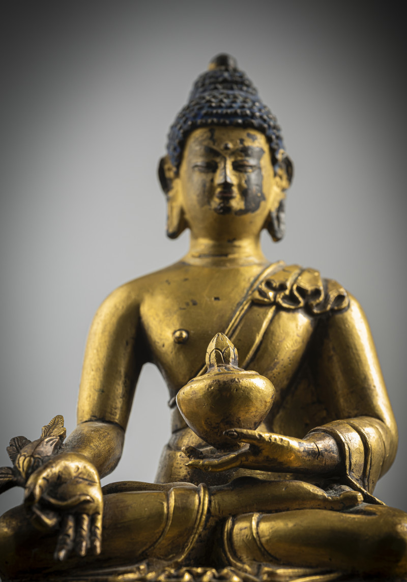 A GILT-COPPER FIGURE OF BHAISAJYAGURU - 图5