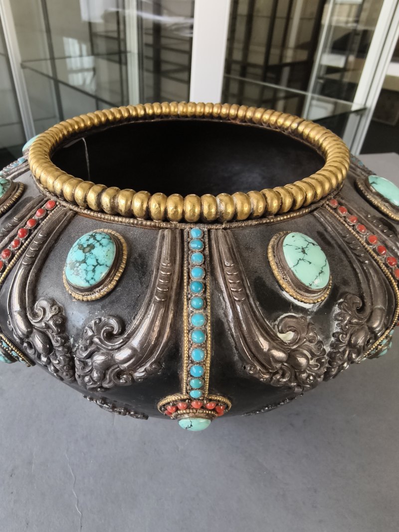 A PARCEL-GILT SILVER AND SEMI-PRECIOUS STONE INLAID METAL BOWL - 图16