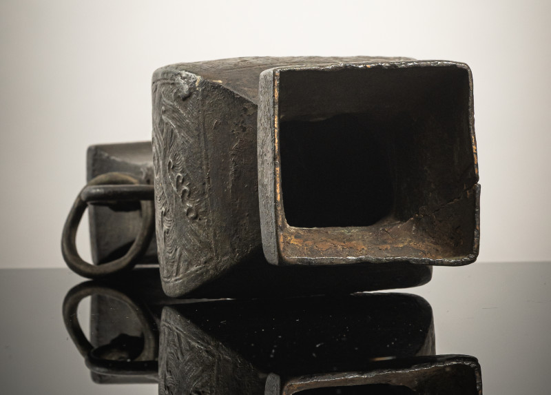 A four-sided bronze vase with wave decoration in relief and loose ring handles - 图4