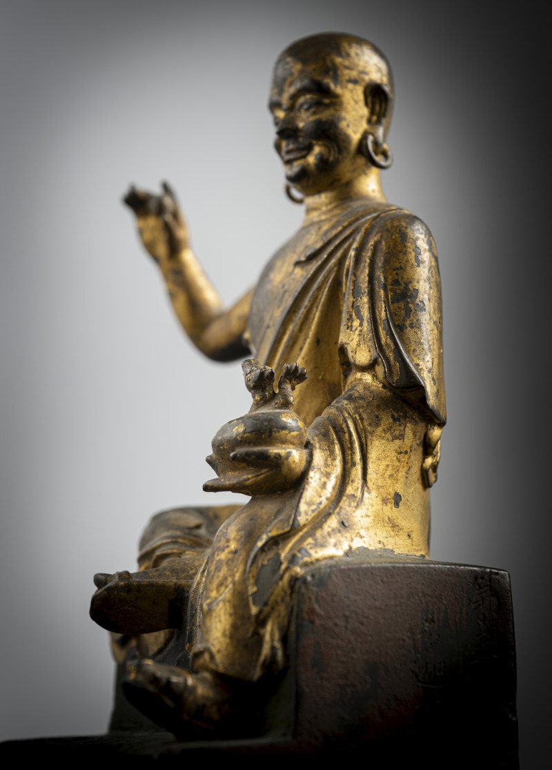 A gilt- and red-lacquered bronze figure of a luohan - 图5