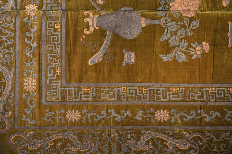 A large and very fine golden yellow silk velvet - 图2