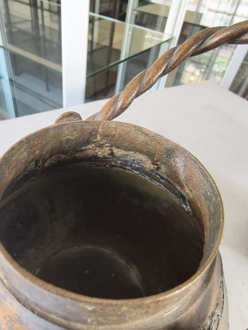 A bronze vessel 'hu' in archaic style with partial gilding - 图12