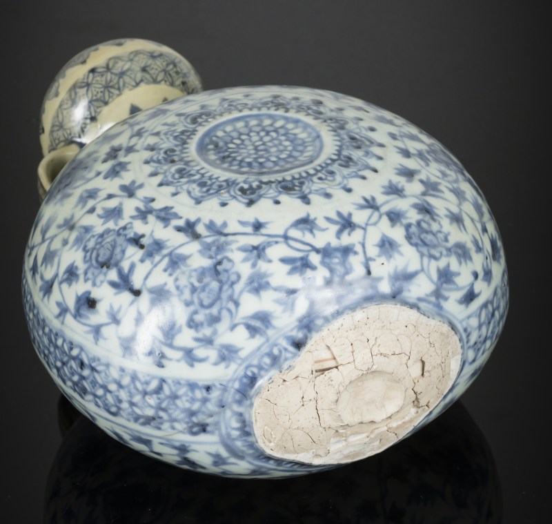 A rare blue and white porcelain pilgrim flask probably made for the Ottoman market on a wooden stand - 图4