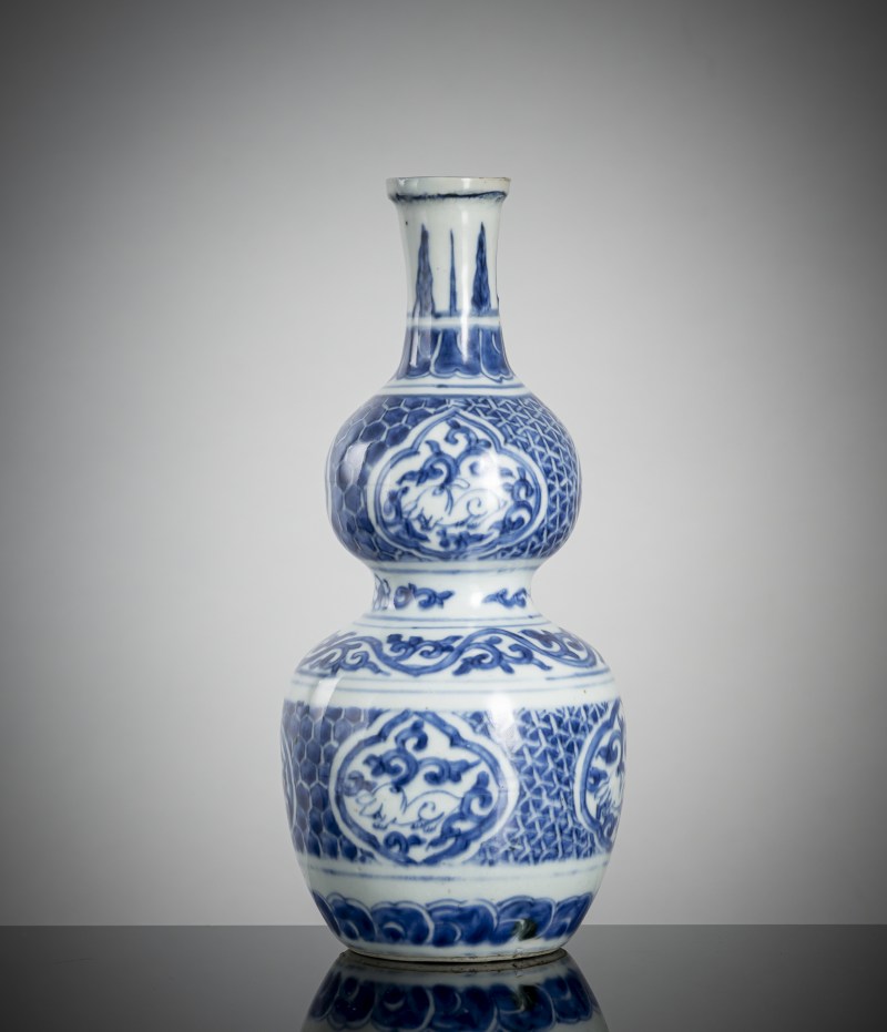 An underglaze blue gourd-shaped vase with hare motifs - 图3