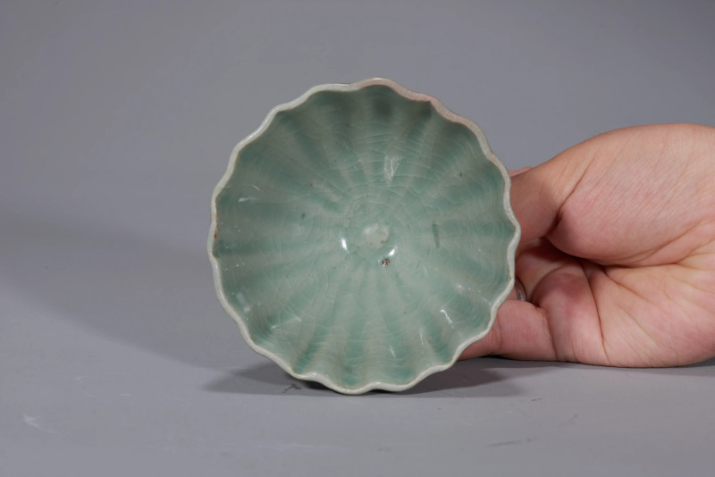 明代 青釉菊瓣杯 - 图5