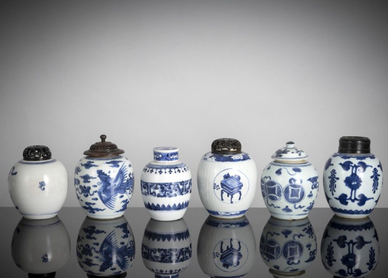 A group of six jars with underglaze blue decoration, some with wooden covers - 图2