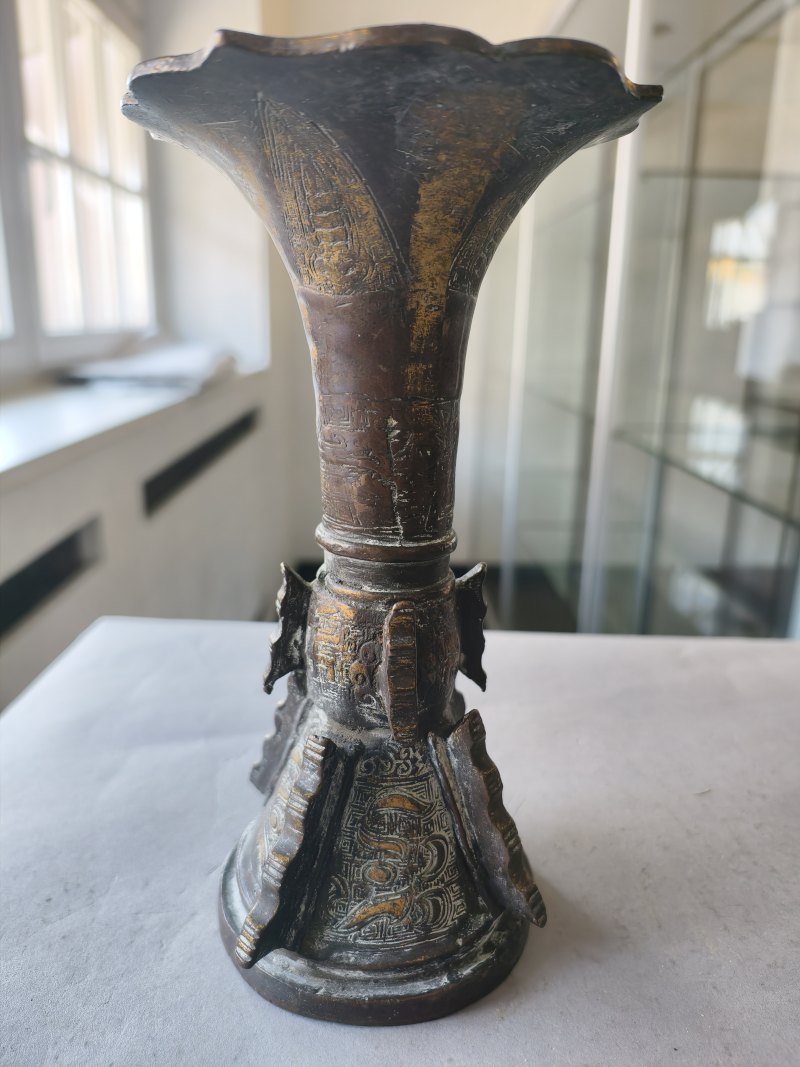 A bronze censer and a part-gilt 'gu'-shaped bronze vase - 图27