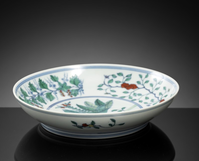 A 'Doucai' plate with flower and leaf decoration - 图2