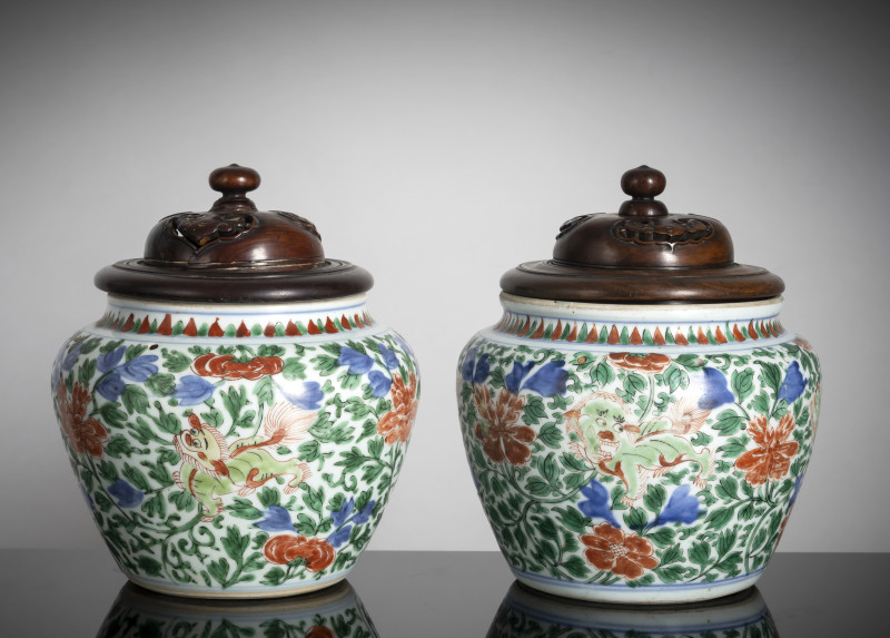 Two 'Wucai' jars with floral decoration and wooden lids - 图2