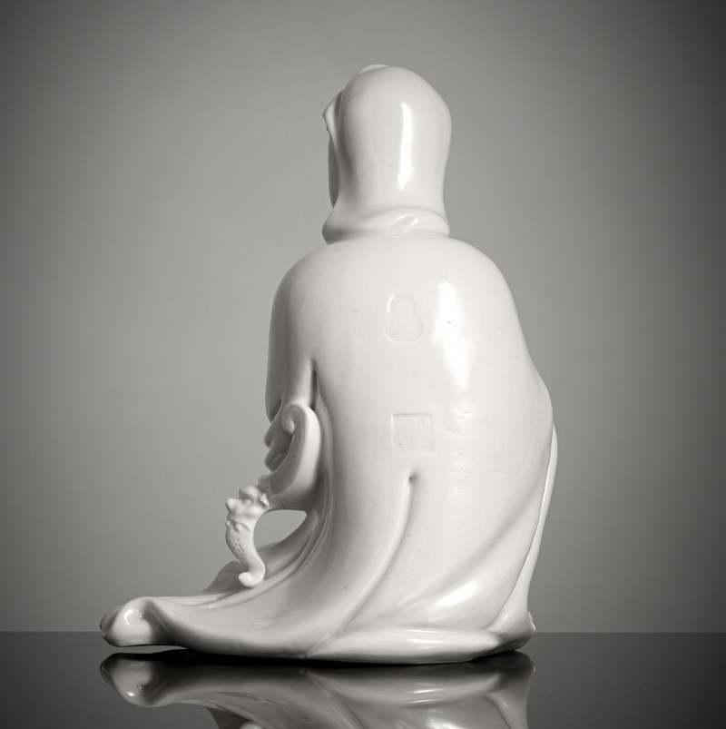 A delicate seated figure of Guanyin made of Dehua porcelain - 图2