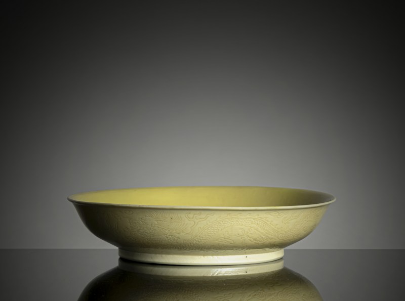 An imperial yellow glazed porcelain plate with engraved decoration of dragons and flaming pearls - 图5