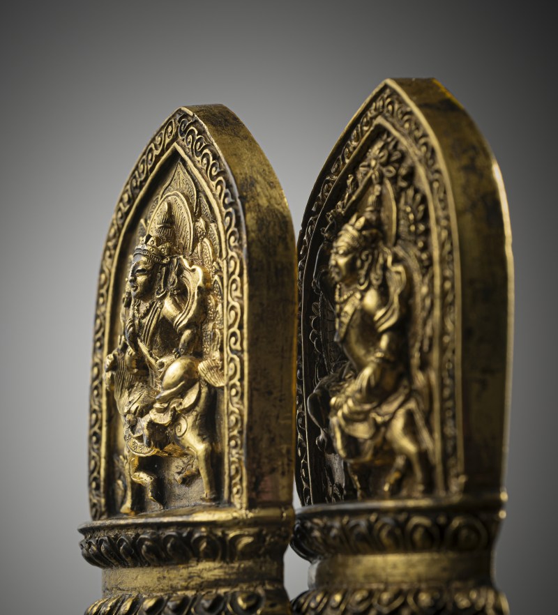 TWO FINE AND RARE GILT-BRONZE AMULETS - 图3