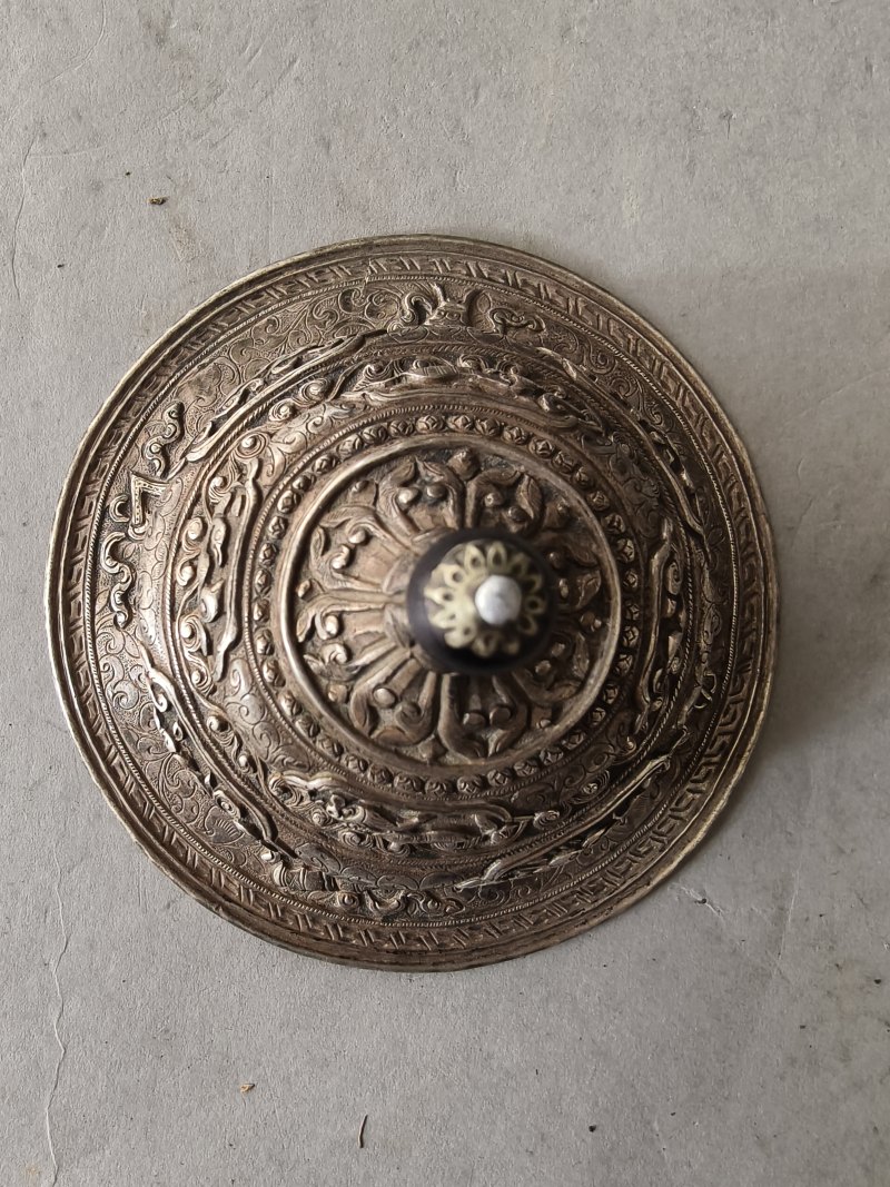 A jade bowl with stand and cover in silver with animals and floral motifs in relief - 图26