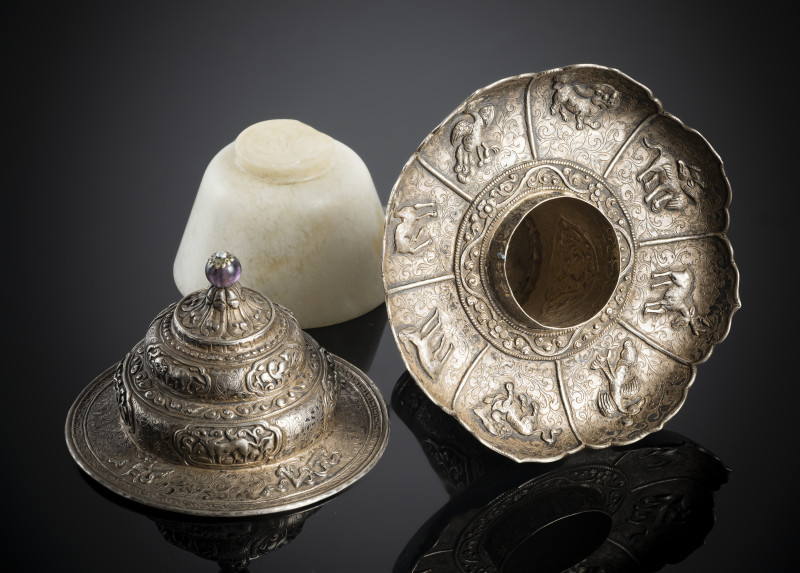 A jade bowl with stand and cover in silver with animals and floral motifs in relief - 图3