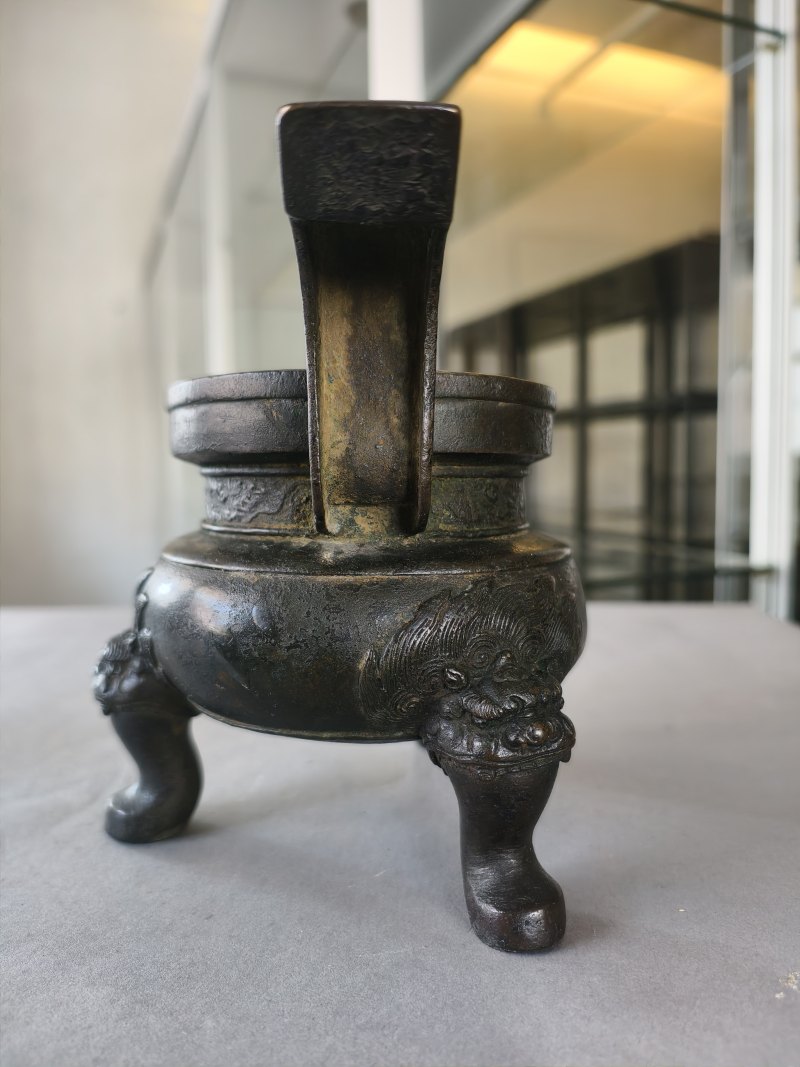 Two bronze incense burners, one on three legs, the second in the shape of a 'fang ding' - 图23